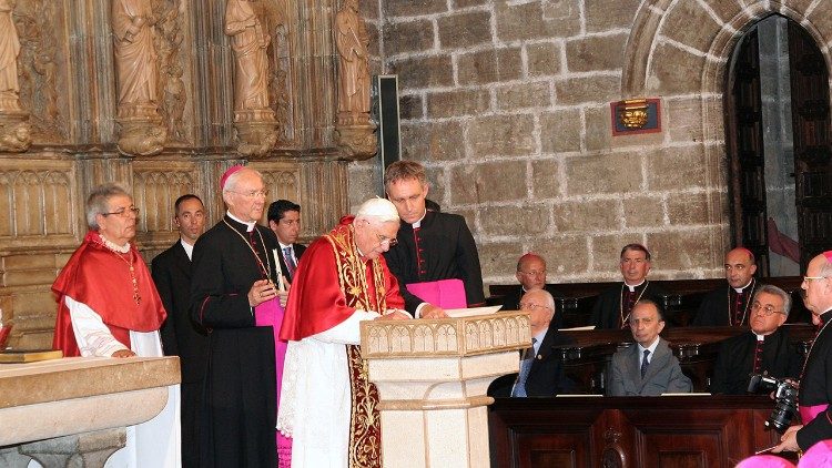 Benedicto XVI firmando un documento