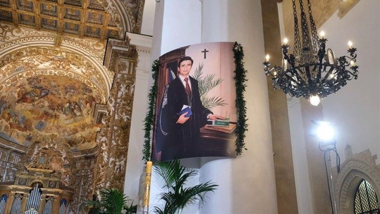 Una riproduzione del drappo della beatificazione di Rosario Livatino in una chiesa siciliana
