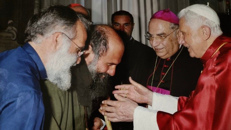 2023.01.16 Fratel Biagio Conte e don Pino Vitrano Palermo Missione Sperenza e Carità e Papa Benedetto XVI