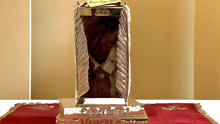 La camicia insanguinata del giudice Beato, protagonista della peregrinatio (foto repertorio)