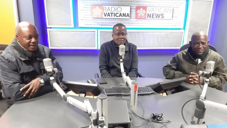 Mgr Jean Bertin Nadonye (centre), entouré de André Atoko (gauche) et de Romain Awolombi (droite), deux catéchistes du Centre de Formation Catéchétique Pastorale et écologique Mobokoli de Lolo (RD Congo)