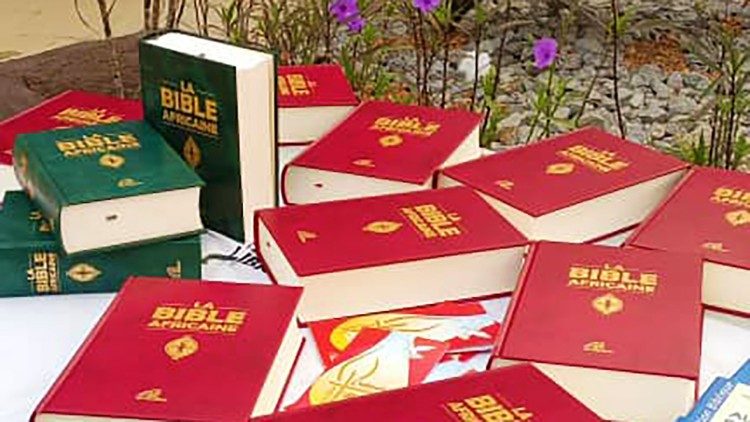 Des Bibles exposées, à l’occasion de la Semaine sur les enseignements de saint Paul, de saint Vincent Palotti et sur la Semaine de prière pour l’unité des chrétiens organisée par les filles de saint Paul et les prêtres Palottins à Abidjan, Côte d’Ivoire, du 16 au 22 janvier 2023