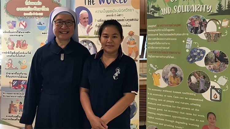 Irmã Kanlaya com Wanrapa “View” Singwonsa