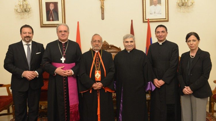 Ռաֆայէլ Պետրոս ԻԱ կաթողիկոս Պատիրարքը, գերապայծառ Գէորգ Եպիս Ասատուրեան եւ  Հռոմի թեմական ատեանի անդամները