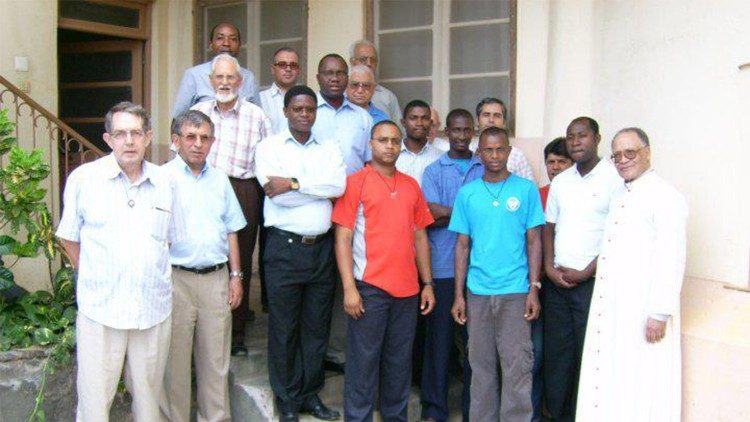 Dom Paulino do Livramento Évora, espiritano (primeiro bispo nativo de Cabo Verde) com outros espiritanos no país. Ele faleceu em junho de 2019. 