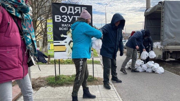Rozdzielanie pomocy potrzebującym 