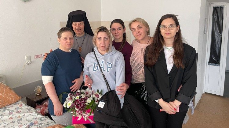 Suor Daria Panast (in basso a sinistra) ferita durante una missione umanitaria, regione di Kharkiv