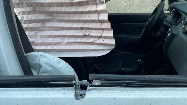 O veículo da Caritas atingido