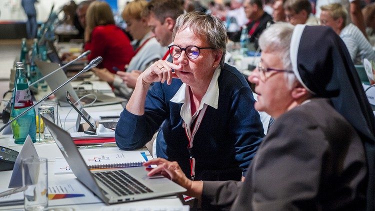 Una pausa durante i lavori di un incontro sinodale 