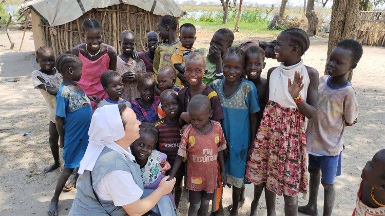 Siostra Teresa Lipka SSDN z wiernymi z Sudanu Południowego