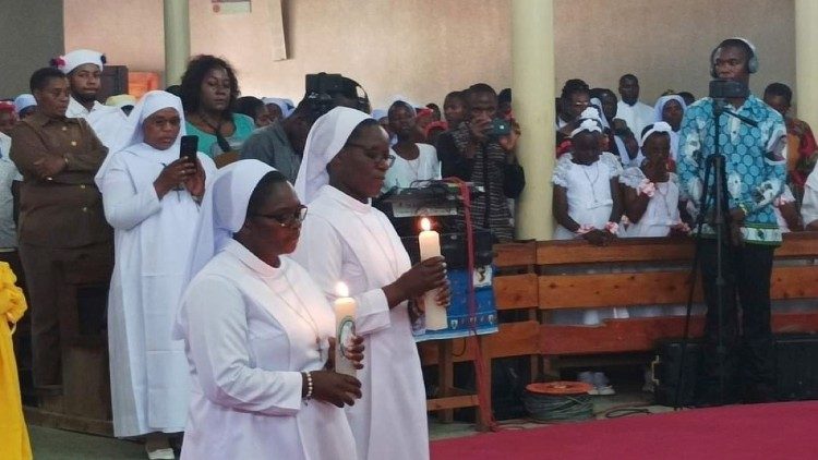 Wakati wa maadhimisho ya miaka 100 katika Kanisa Kuu la Iringa ,watawa wawili walifunga nadhiri za daima