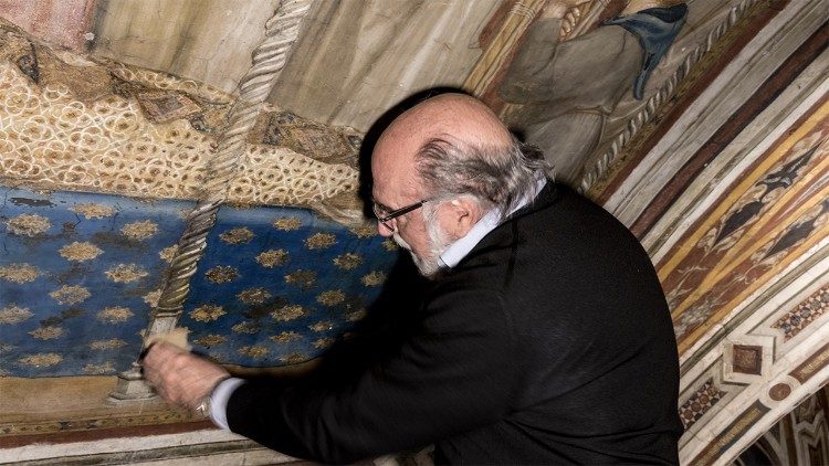 Sergio Fusetti al lavoro nella Cappella di San Martino