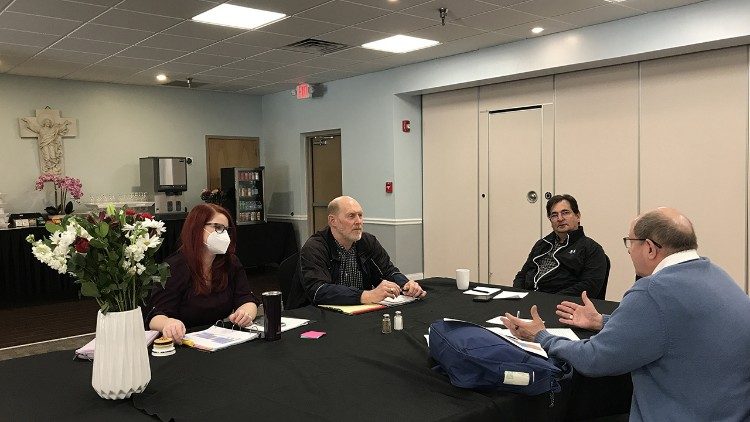 Alcuni delegati delle Conferenze episcopali statunitense e canadese a lavoro per la fase continentale del Sinodo nordamericano