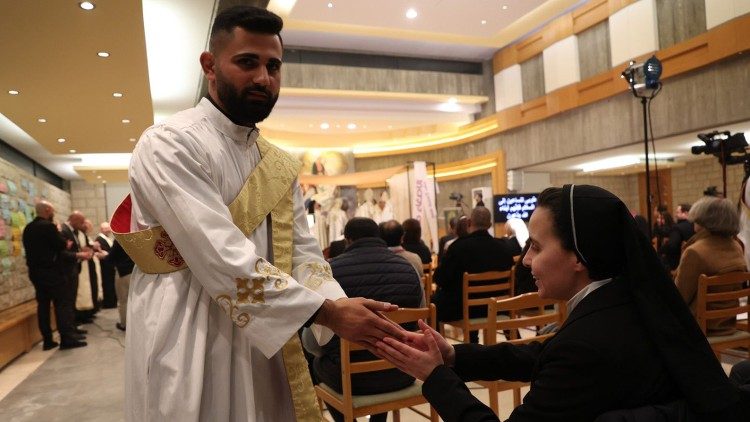 Znak pokoju podczas liturgii w trakcie kontynentalnego zgromadzenia synodalnego dla katolików Bliskiego Wschodu, Betania-Harissa, Liban, 15 lutego 2023