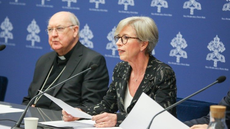 Linda Ghisoni, sottosegretario del Dicastero Laici, Famiglia, Vita (alla sinistra, cardinal Kevin Farrell, prefetto del medesimo dicastero)