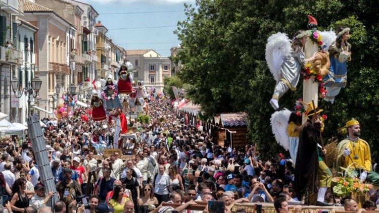 Un immagine della processione del Corpus Domini, con i 13 Misteri, a Campobasso