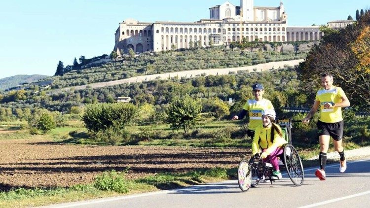 Sara Vargetto con la sua bike, il padre Paolo (a destra) e un altro podista di Athletica Vaticana alla San Francesco Marathon 10,2 k del 5 novembre 2022