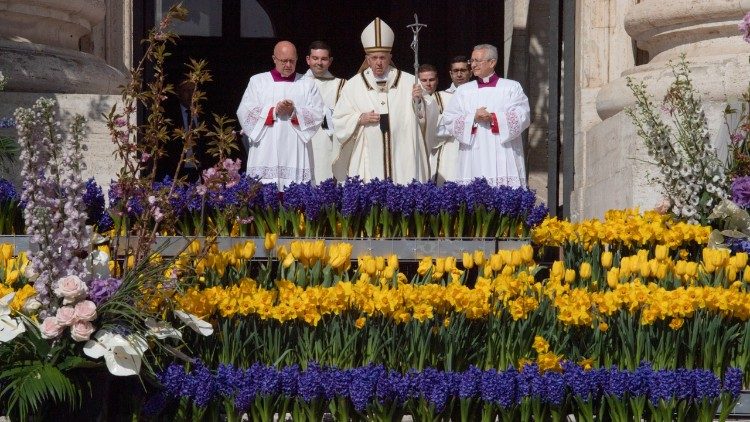 Кветкі з Нідэрландаў на плошчы святога Пятра ў Вялікдзень