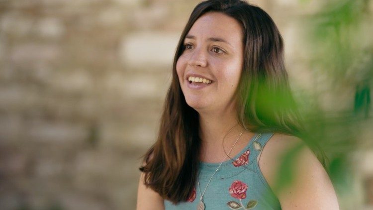 En la película, distintos jóvenes comparten el testimonio de sus vidas transformadas por el testimonio de Carlo Acutis.