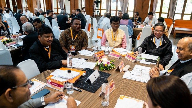 Obrady uczestników synodu