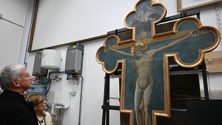 L'arcivescovo Boccardo in visita al Laboratorio di Restauro dei Musei Vaticani