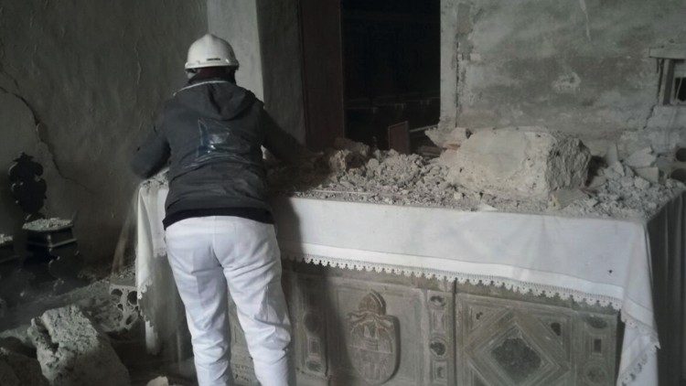 Il sopralluogo dei restauratori dopo il terremoto