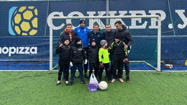 Bodon Péter, az Arany Rózsafüzér non-profit kft. vezetője az ukrajnai gyerekek körében