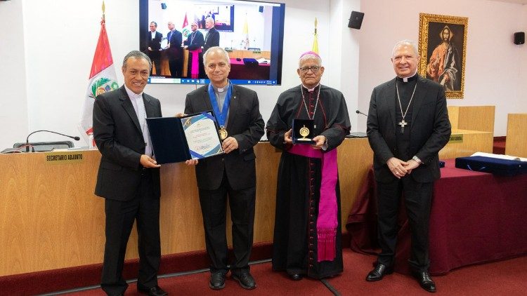 Condecoración a Mons. Prevost por el Episcopado Peruano