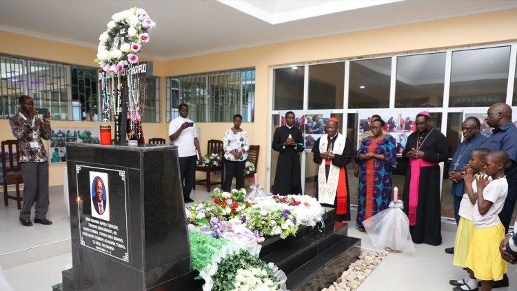 Kardinali Pengo na baadhi ya Maaskofu wakisali mbele ya kaburi la Rais Magufuli