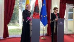 Tirana.-Conferenza-stampa-di-monsignor-Gallagher-con-il-ministro-per-l-Europa-e-gli-Affari.jpg