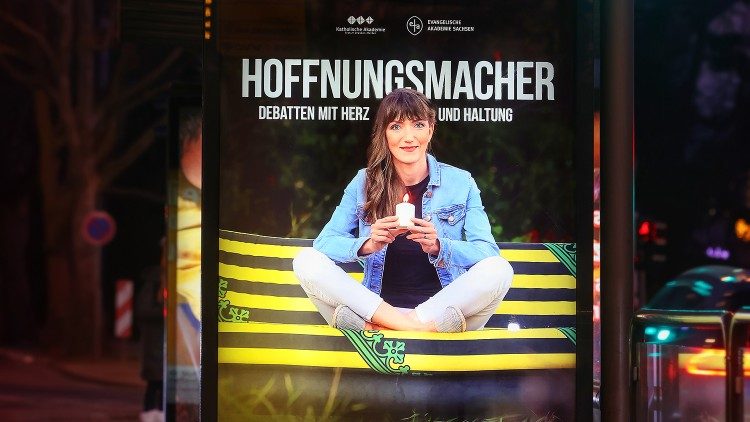 Die Plakate hängen vornehmlich rund um die Veranstaltungsorte aus