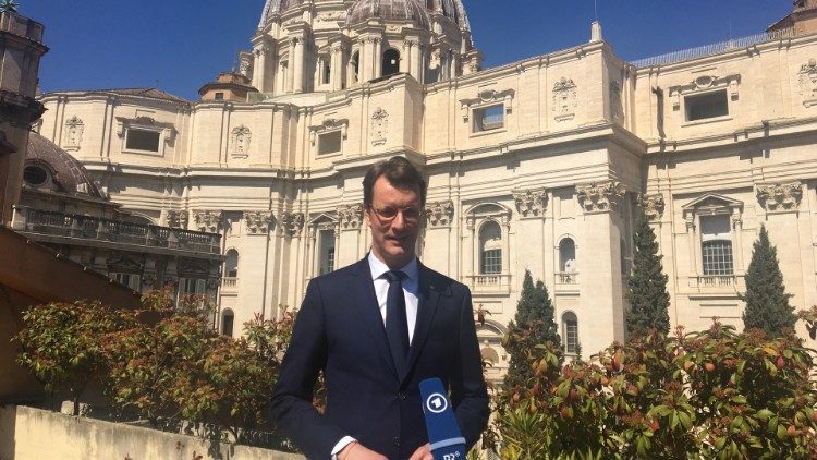 NRW-Ministerpräsident Hendrik Wüst auf der Dachterrasse des Campo Santo Teutonico