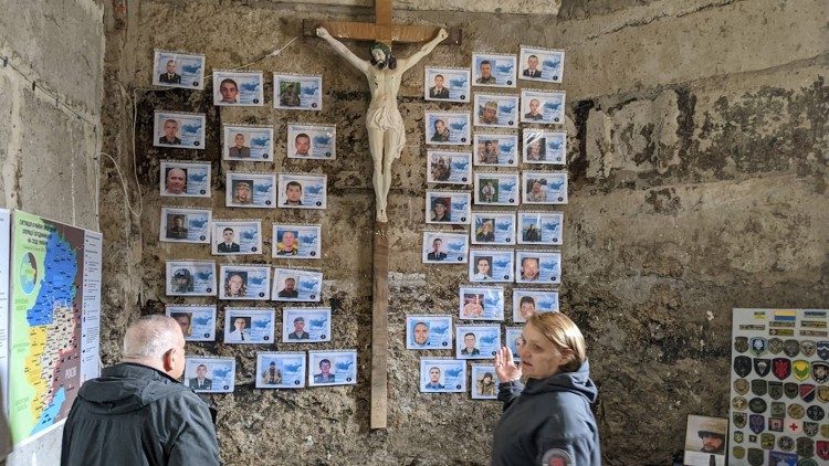 Monsenhor Vitillo durante sua visita à Ucrânia, em memorial das vítimas
