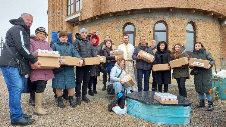 Отець Тарас Павлюс з миколаївцями перед храмом Покрова Пресвятої Богородиці