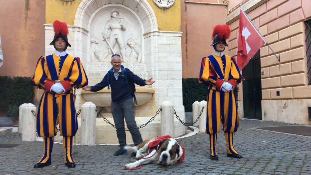 Magnum et Claudio Rossetti à la caserne de la Garde Suisse pontificale, mardi 28 mars 2023