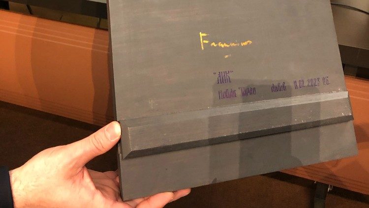 Автограф Папи Франциска на одній з ікон із збірки "Arma Christi"