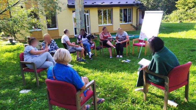Mujeres drogodependientes, a menudo también víctimas de la violencia, huéspedes del centro durante un trabajo en grupo