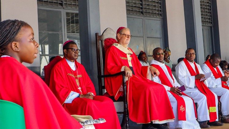 Dom Claudio Dalla Zuanna e Dom António Constantino, na Missa do Domingo de Ramos, Beira (Moçambique)