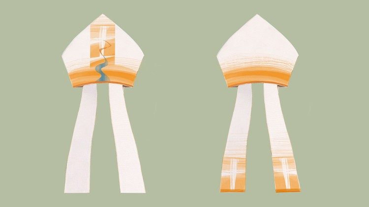 Mitra ya Papa na pia kwa maaskofu watakazo vaa tarehe 30 Aprili 2023