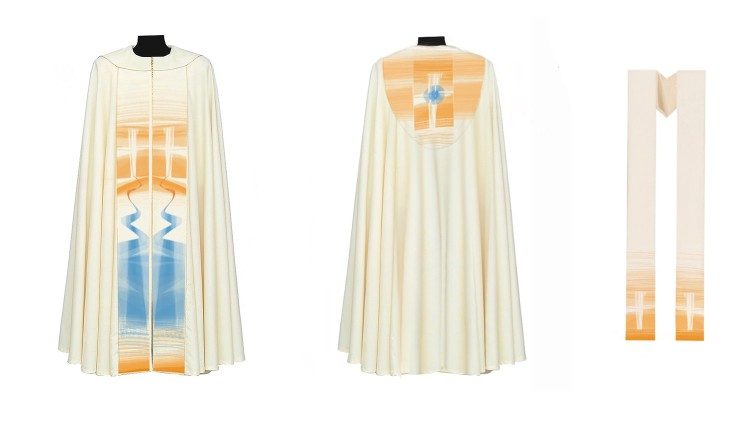 2023.04.05  Mavazi ya Papa atakayovaa wakati wa misa  ya mwisho huko Hungeria  tarehe 30 Aprili 2023.