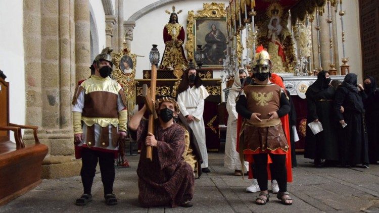 En 2022, después de dos años de suspensión por la pandemia, se volvió a celebrar el viacrucis organizado por la Fundación. Lo hicieron en la Parroquia Santa María la Mayor "La Colegial". (Foto: Madre de la Esperanza de Talavera de la Reina)