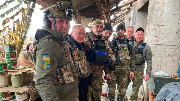 Żołnierze frontowi z biskupem Janem Sobiłą