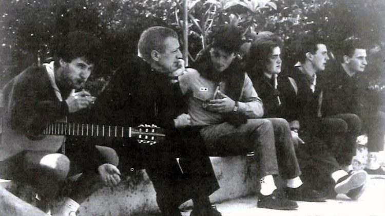 Don Tonino Bello con alcuni giovani