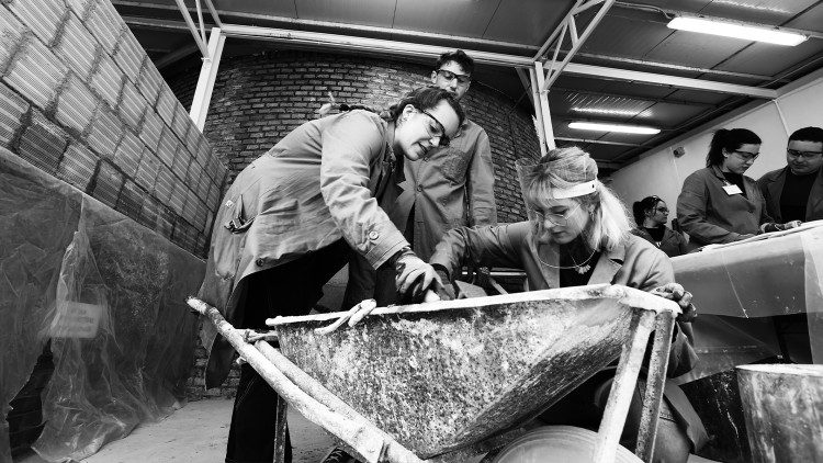 Заняткі ў Школе мастацтваў і рамёстваў