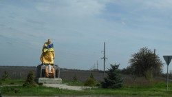 2023-04-20-monumento-sovietico-con-la-bandiera-dellucraina.jpg