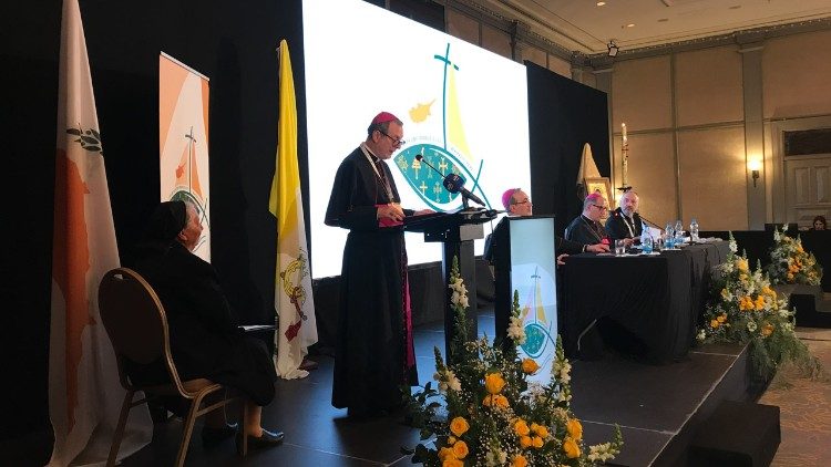 O arcebispo Claudio Gugerotti na apertura do Simpósio "Enraizados na esperança"