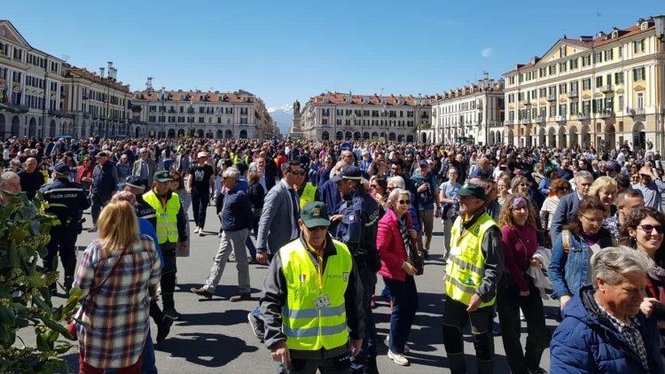 La folla in piazza Duccio Galimberti, a Cuneo, per onorare la memoria di questo martire per la Resistenza (foto di N. Palermo)
