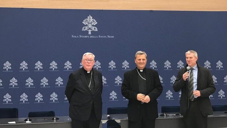 Na slici s lijeva: glavni izvjestitelj Sinode, kardinal Jean-Claude Hollerich, glavni tajnik Tajništva Sinode, kardinal Mario Grech i ravnatelj Tiskovnog ureda Svete Stolice Matteo Bruni