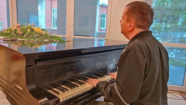 A zene gy&oacute;gy&iacute;t &eacute;s felemel, Zolt&aacute;n a zongor&aacute;n&aacute;l