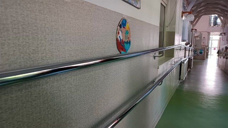 Kapaszkodók segítik a közlekedést a vakoknak, gyengénlátóknak